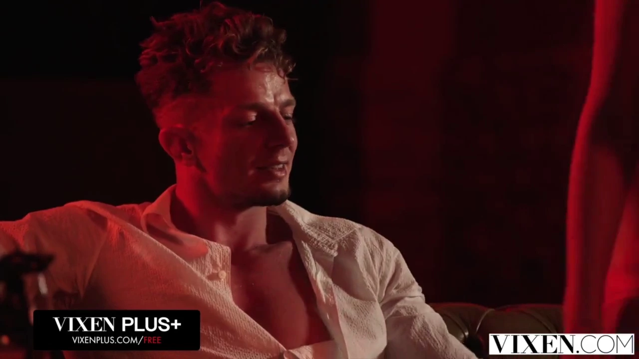 Penari blonde berdada besar VIXEN, Era Queen dan Ema Karter, adalah ancaman triple utama. Mereka menari, mereka menghisap, mereka fuck, dan mereka cum. Tapi itu bukan semua - mereka juga bertukar dan berbagi.